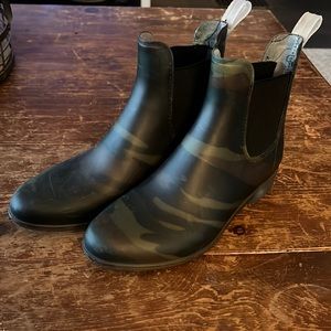 J. Crew ☔️🥾Amazing Rain-boots Size 7 In Camouflage. So stylish and functional!